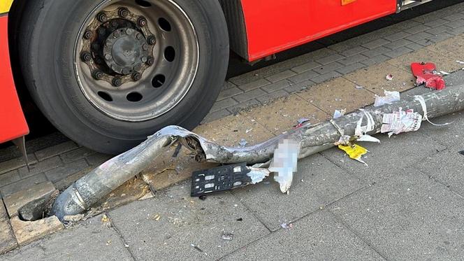 Kierowca autobusu miejskiego gruchnął w latarnię. Ta runęła na kobietę!