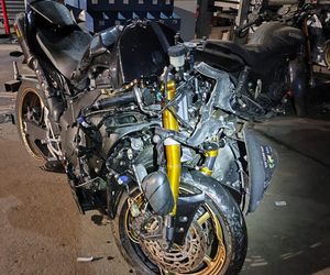 Jelenia Góra. Kask skradziony z krzyża przy ul. Wolności został odnaleziony. To pamiątka na cześć zmarłego motocyklisty [ZDJĘCIA].