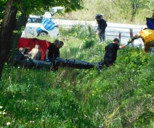 Tragiczny początek majówki na Mazowszu. Nie żyją dwie osoby. Jaguar uderzył w drzewo 