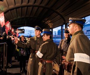 Paderewski przybył do Poznania; tłum mieszkańców na inscenizacji przyjazdu kompozytora do stolicy Wielkopolski