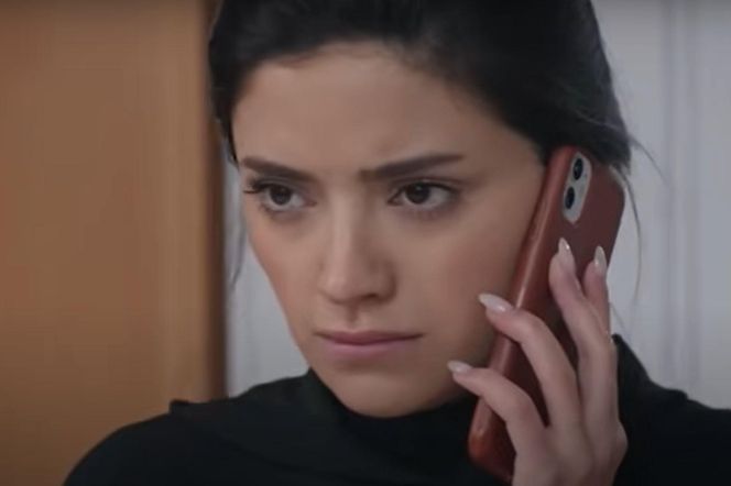 Zuhal dzwoni do swojej koleżanki 