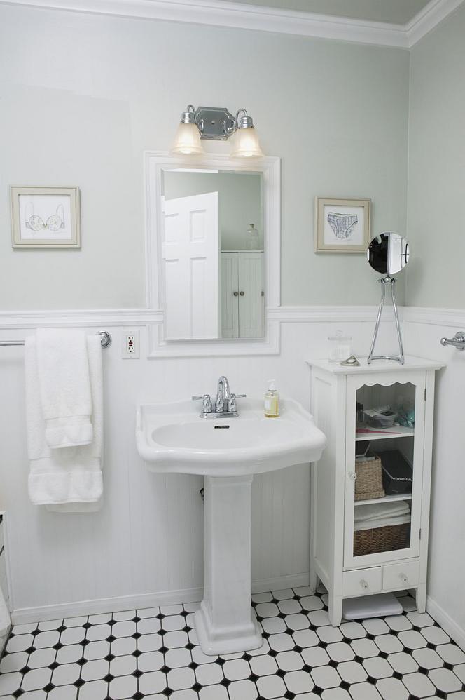 Biała łazienka z drewnianą okłądziną ścienną