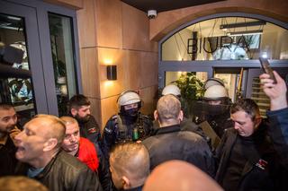 Związkowcy chcieli zamurować biuro Morawieckiego. Doszło do przepychanek z policją