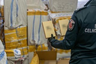 Potężne uderzenie KAS w Wólce Kosowskiej! W magazynie podróbki za 20 mln zł! Co jeszcze znaleźli celnicy?