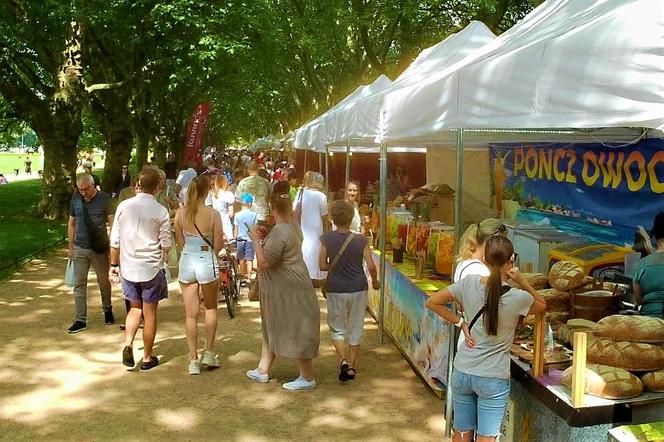 Długi weekend na Jasnych Błoniach. Jarmark Szczeciński przyciąga tłumy