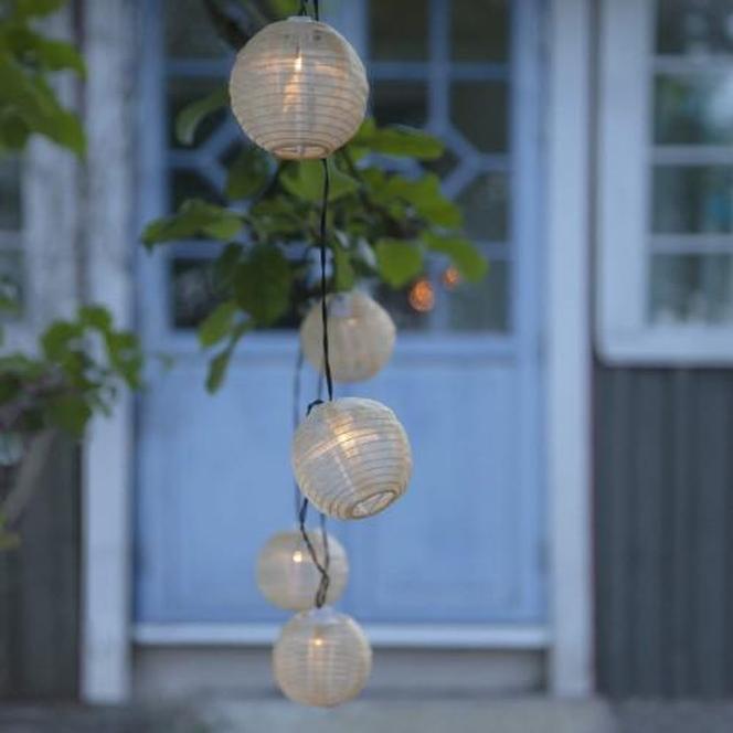 Lampiony, sznury lampek i inne ozdoby świetlne na taras i balkon