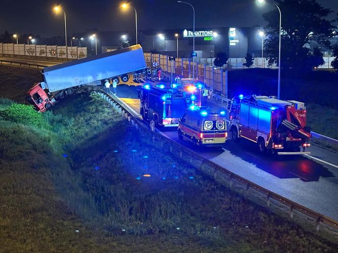 Ciężarówka runęła z nasypu na węźle pod Warszawą