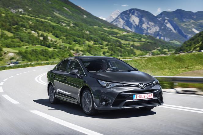 Toyota Avensis lifting 2015