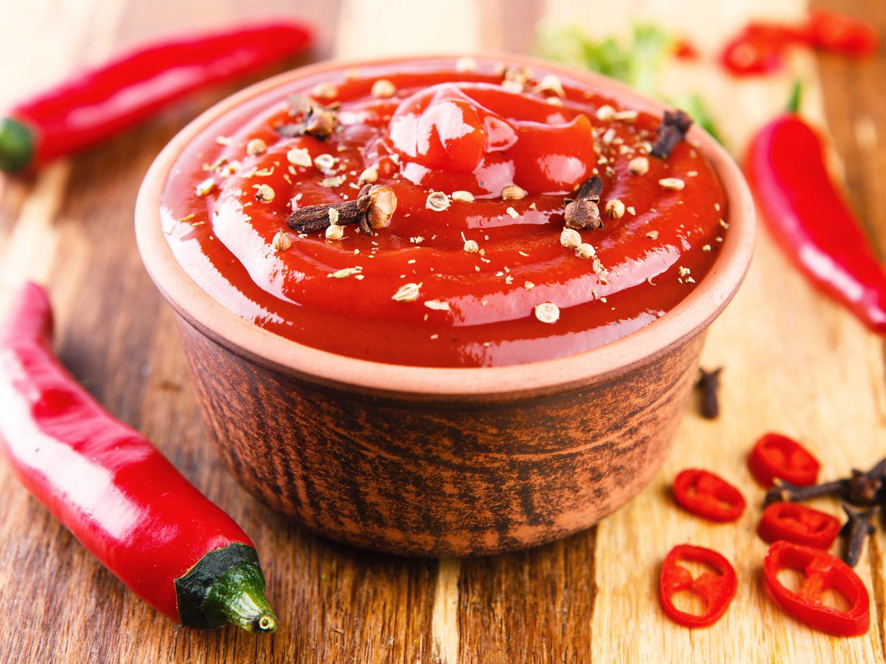 Keczup domowej roboty na ostro: przepis na ketchup pikantny