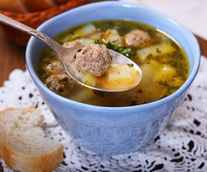 Zupy z mięsną wkładką – zamiast dwudaniowego obiadu. 8 sycących przepisów 