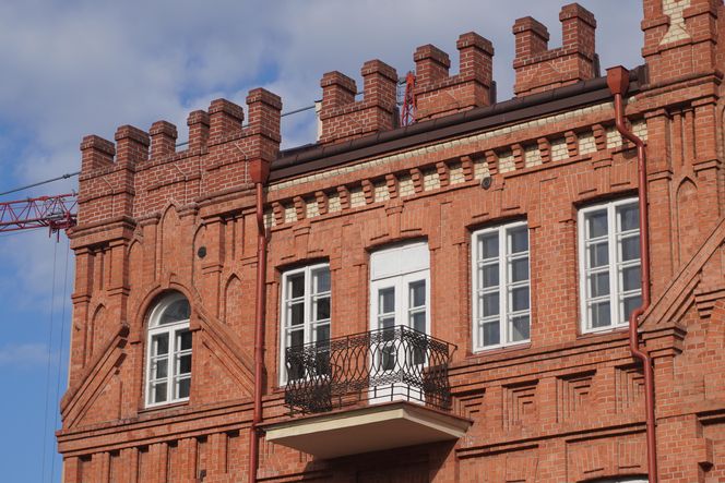 To najpiękniejsza kamienica w Białymstoku. Ceglana fasada z XIX wieku błyszczy do dziś