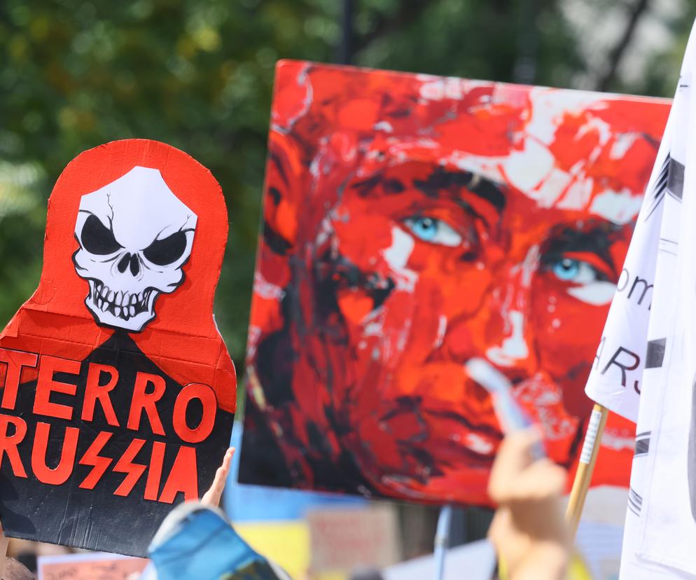 Wielka manifestacja pod ambasadą Rosji w Warszawie. Duże utrudnienia