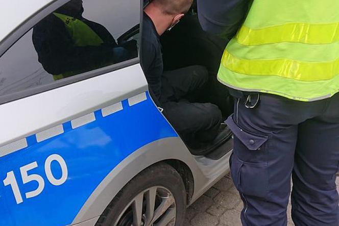 Łódź. Z włączonym silnikiem i BEZ PRAWA JAZDY. 25-latek zasnął w aucie na pasie ruchu