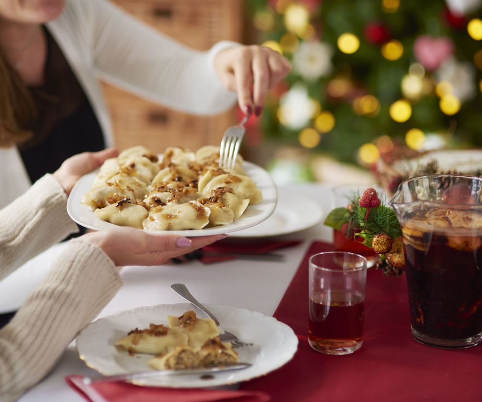 zbliżenie na tacę z pierogami podczas świątecznej, rodzinnej kolacji