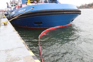 Kolizja promu i holownika w Świnoujściu