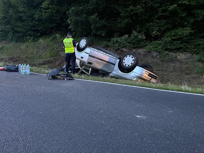 Wypadek na DK 20 pod Bytowem. Rodzina z dziećmi dachowała. Sarna wyskoczyła na jezdnię