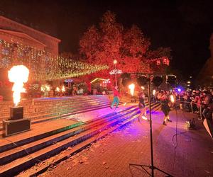 Betlejem Poznańskie 2023. Zimowe Fire Show na placu Wolności w Poznaniu