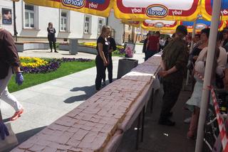 Gigantyczna kremówka papieska w Rzeszowie już rozdana!