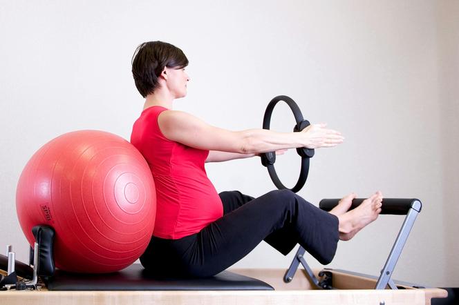 pilates - działa relaksująco, harmonizuje ciało i umysł, umożliwia naukę świadomego napinania i rozluźniania mięśni