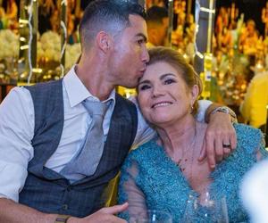 Cristiano Ronaldo potrafi robić prezenty! Jego mama się popłakała, gdy zobaczyła, co jej podarował na urodziny. Inni też nie mogli narzekać