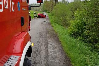 Łowczów. Osobówka dachowała i wylądowała w przydrożnym rowie