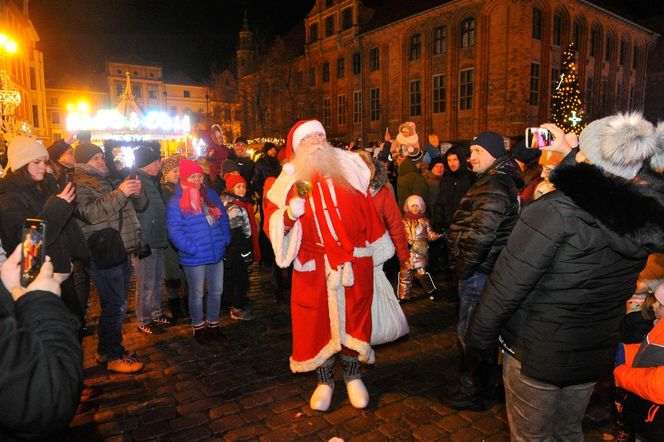 Toruński Jarmark Bożonarodzeniowy 2024. Zdjęcia z pierwszego dnia. Tak wyglądała parada ze św. Mikołajem