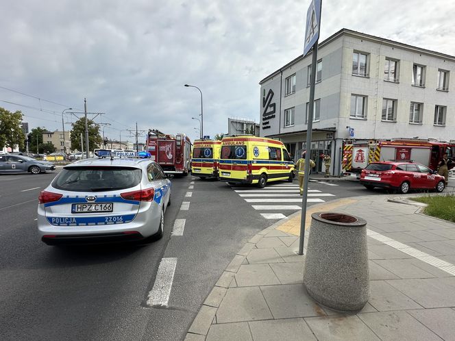 Auto wbiło się w budynek Instytutu Lotnictwa