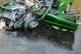 Koszmarny wypadek w Małkowie! Ciężarówka zmiażdżyła opla. Śmigłowiec zabrał 19-latka [ZDJĘCIA]