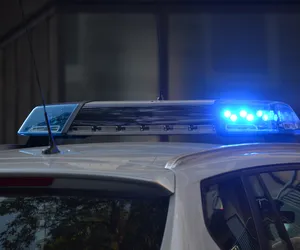 Kierowcy zginęli, przeżyła pasażerka. Czołowe zderzenie dwóch osobówek