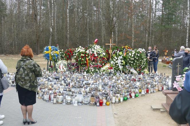 Fani pielgrzymują do grobu Krzysztofa Krawczyka