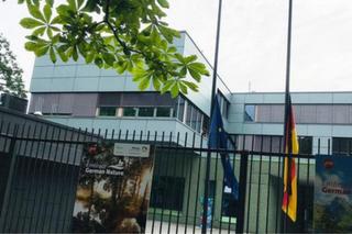 Flagi do połowy masztu. Tak Ambasada Niemiec solidaryzuje się z Warszawą