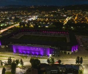 Test iluminacji elewacji stadionu w Nowym Sączu 