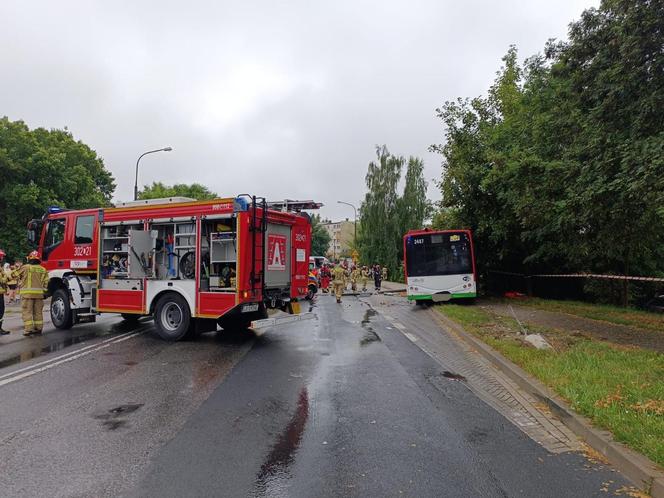 Autobus staranował przystanek. Dramatyczna relacja. „Kilka osób pod autobusem”