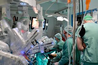 Chirurdzy z miejskiego szpitala im. J. Strusia w Poznaniu przeprowadzili operację resekcji raka odbytnicy z użyciem robota da Vinci