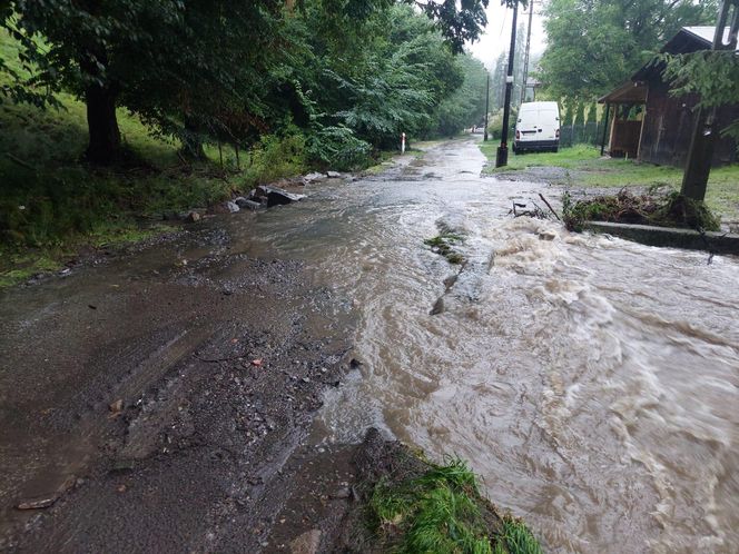 Zalane ulice i posesje. Trudna noc w gminie Goleszów w powiecie cieszyńskim