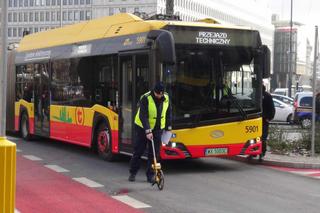 Koszmarny wypadek przy palmie. Autobus przejechał pieszą, a ulicą polała się krew