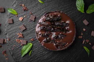 Placek „Śliwki w czekoladzie”: obłędny przepis na ciasto z kremem i czekoladą