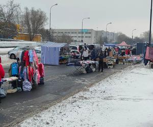 Giełda samochodowa w Łodzi. Przyciąga klientów, ale sprzedawcy nie są zadowoleni