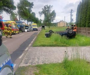 W wyniku wypadku droga wojewódzka nr 698 została całkowicie zablokowana. Policjanci kierują na objazdy