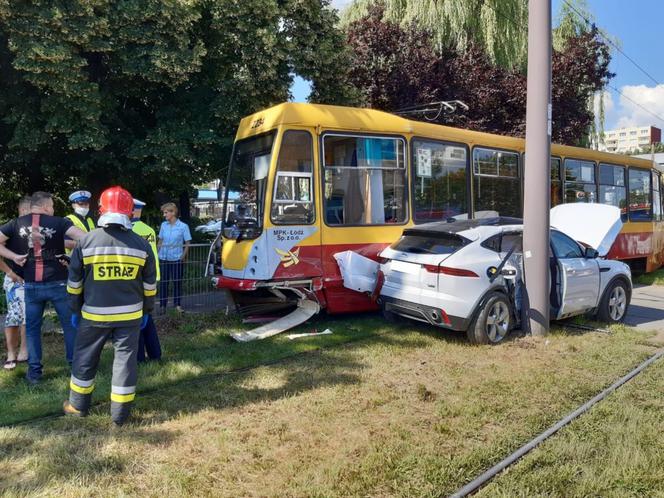 Łódź: Wypadek na Limanowskiego. Zderzenie tramwaju z samochodem wyglądało naprawdę groźnie