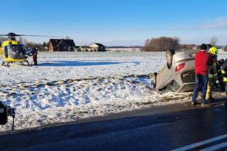Dachowanie na drodze w pow. lubartowskim. Jedna osoba trafiła do szpitala. Zobacz