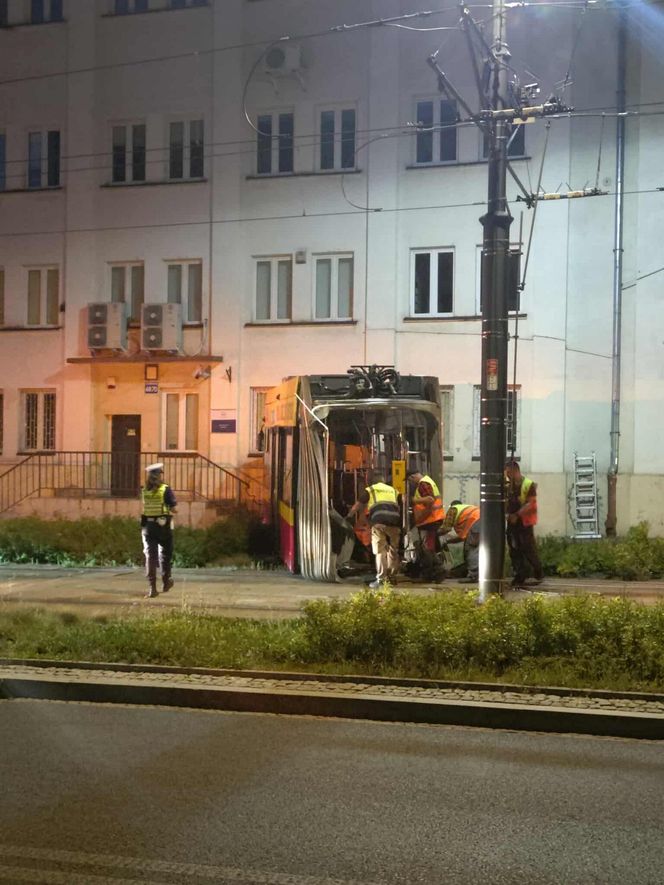 Łódź. Tramwaj wykoleił się po zderzeniu z autem. Zatrzymał się kilkanaście centymetrów przed budynkiem