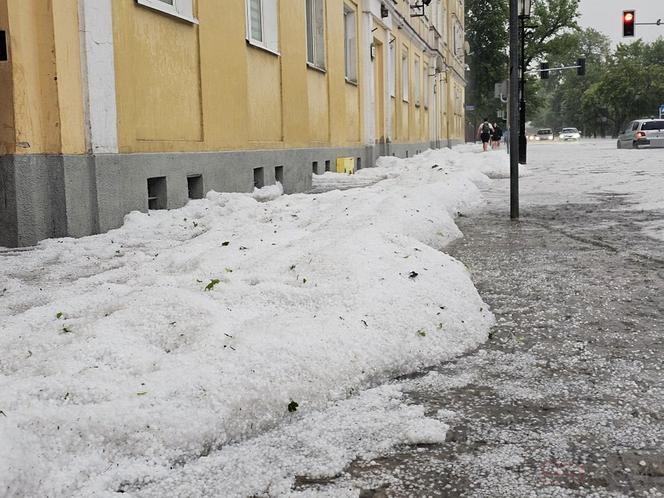 Nawałnica nad Gnieznem. Miasto zalały strumienie wody po ulewie i gradobiciu [ZDJĘCIA].