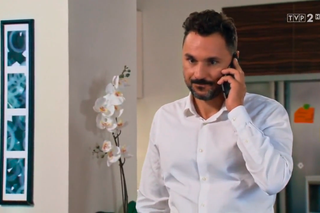 Barwy szczęścia, odcinek 1959. Piotr Walawski (Piotr Jankowski)