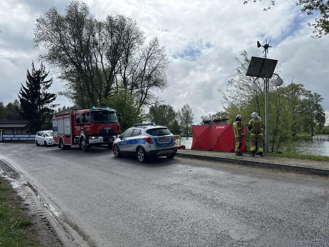 Ludzkie zwłoki w stawie pod Płońskiem. Strażacy wyłowili je z wody, na miejscu jest prokurator