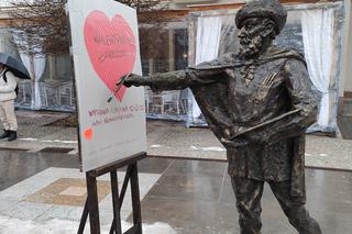 Walentynkowa rzeźba na Placu Artystów w Kielcach