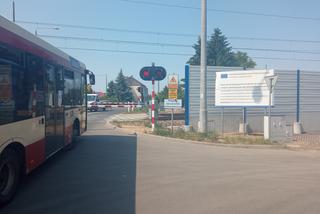 ​Chronią przed hałasem, ale zasłaniają widok kierowcom. Wraca temat ekranów dźwiękochłonnych na przejeździe kolejowym na ul. Dożynkowej