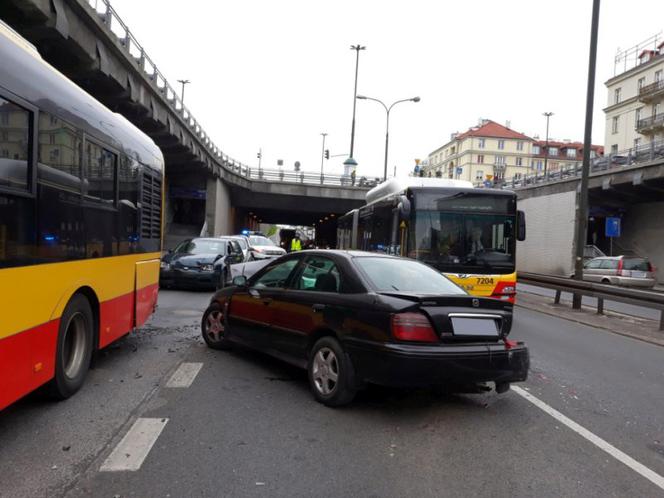Dwie osobówki i autobus zderzyły się na Trasie Łazienkowskiej. Kierowca uciekł!