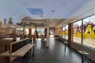 Opuszczony budynek KFC na wjeździe z Gdańska do Sopotu. Kultowe miejsce pokryło graffiti 