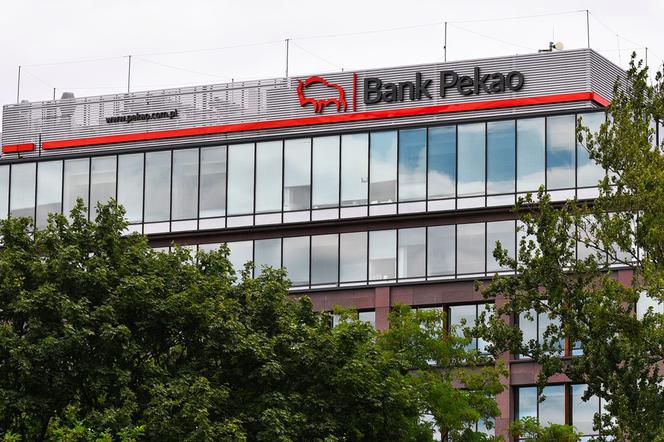 Tusk dotarł z miotłą do Pekao SA. Bank ma nowe władze